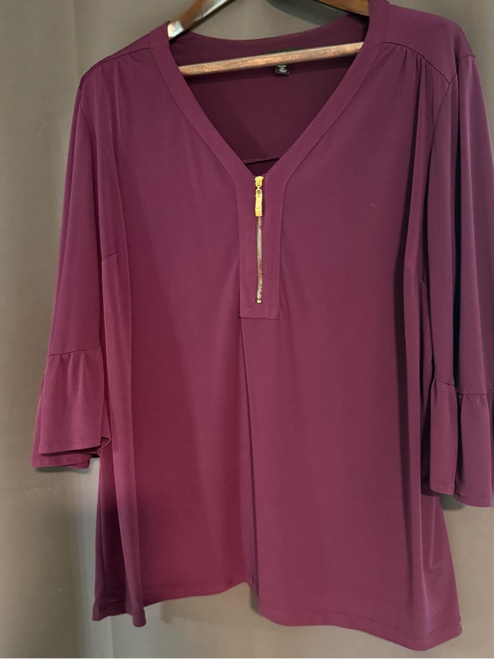 Roz & Ali Burgundy V-Neck Zip Front Tunic 3/4 flare sleeves